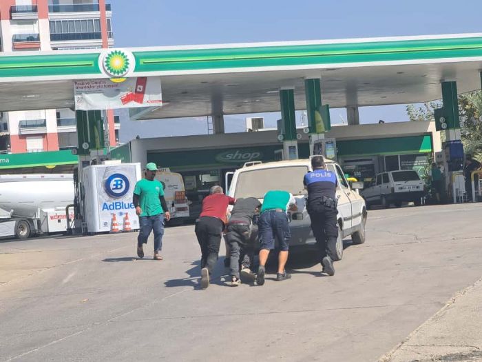 Anamurda Yakt Biten Araca Polis Memurundan Anlaml Destek