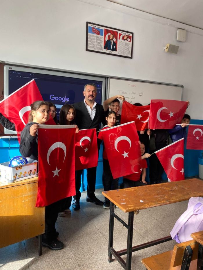 ANAMUR�DA �RNEK OKUL M�D�R�: MEHMET SATAR G�N�LLER� FETHED�YOR !