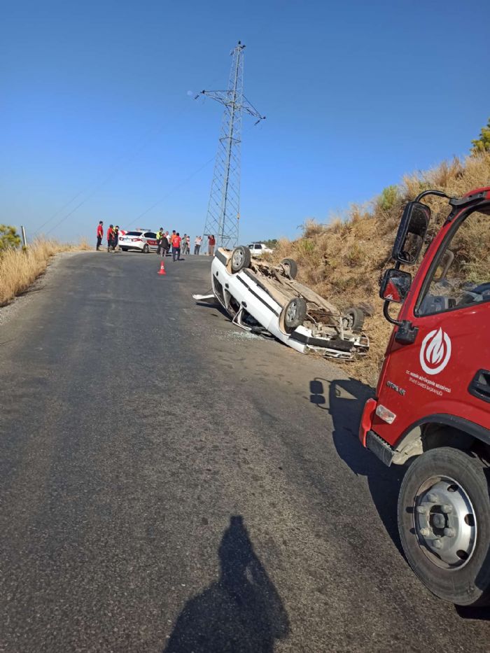 Freni boalan otomobili durdurmak iin yol kenarndaki toprak zemine srd