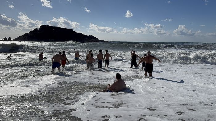 Bozyaz��da gelenek bozulmad�, yeni y�l�n ilk g�n�nde denize girdiler