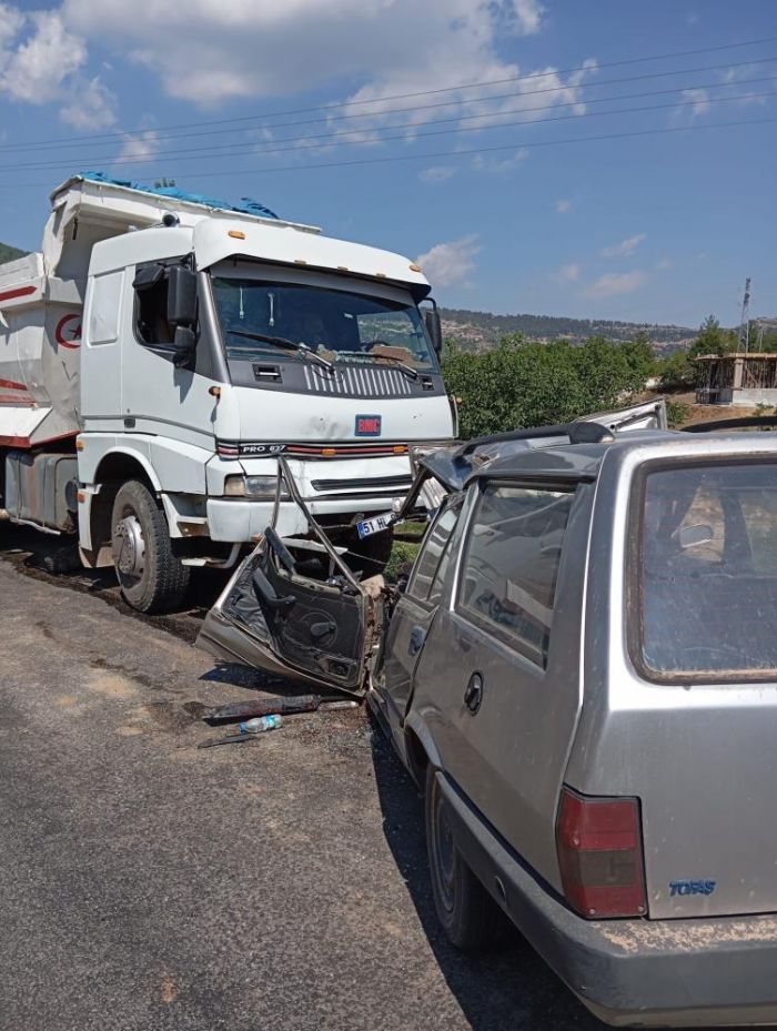 Kamyon ile otomobil kafa kafaya arpt: 1 yaral