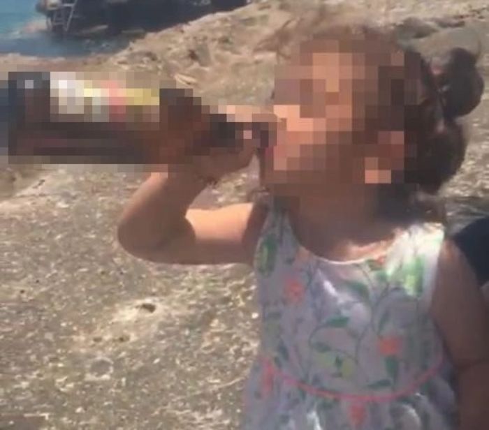 Küçük yaştaki kızına içki içirdiği iddia edilen kadın gözaltına alındı
