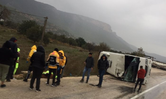 Ambulansa arkadan arpan otobs devrildi: 2 yaral