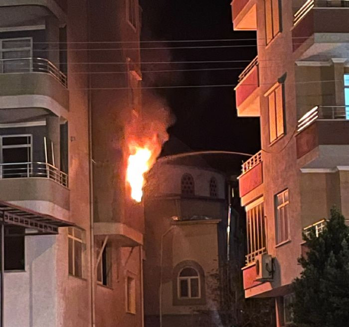 Elektrikli soba yang�na neden oldu: Daire alev alev yand�