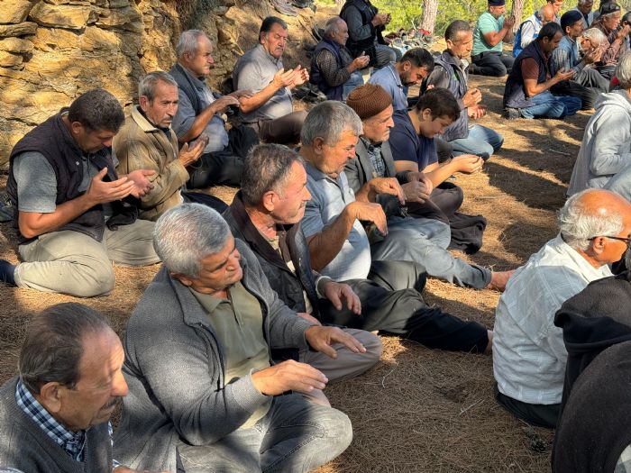 Tekmende Asrlk Gelenek Dede Beleninde Yamur Duas