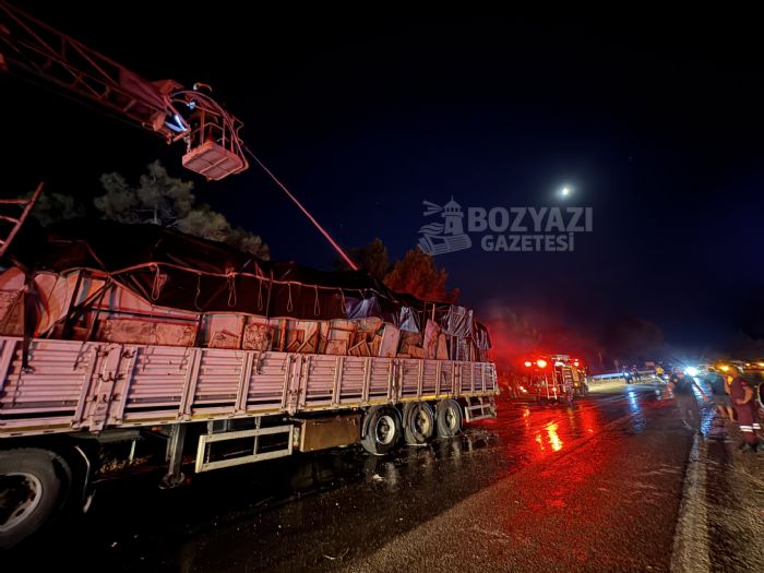 Bozyaz��da seyir halindeki t�r�n dorsesi alev ald�