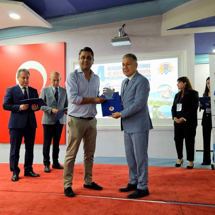 Belediye Bakan Yardmcs ahine Plaket