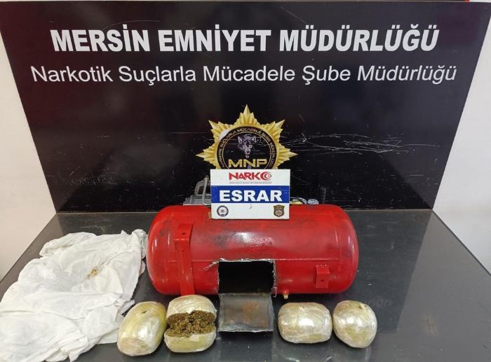 Polis kompresr iinde 2 kilo esrar ele geirdi